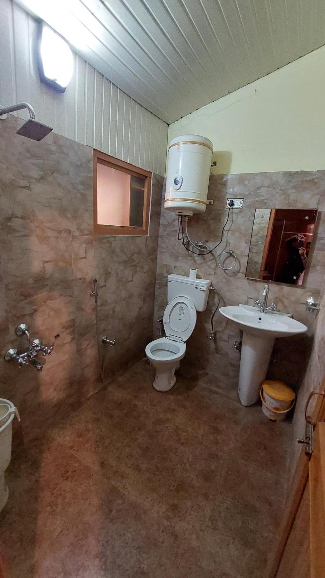 Hotel Outlook Pahalgam Exterior photo