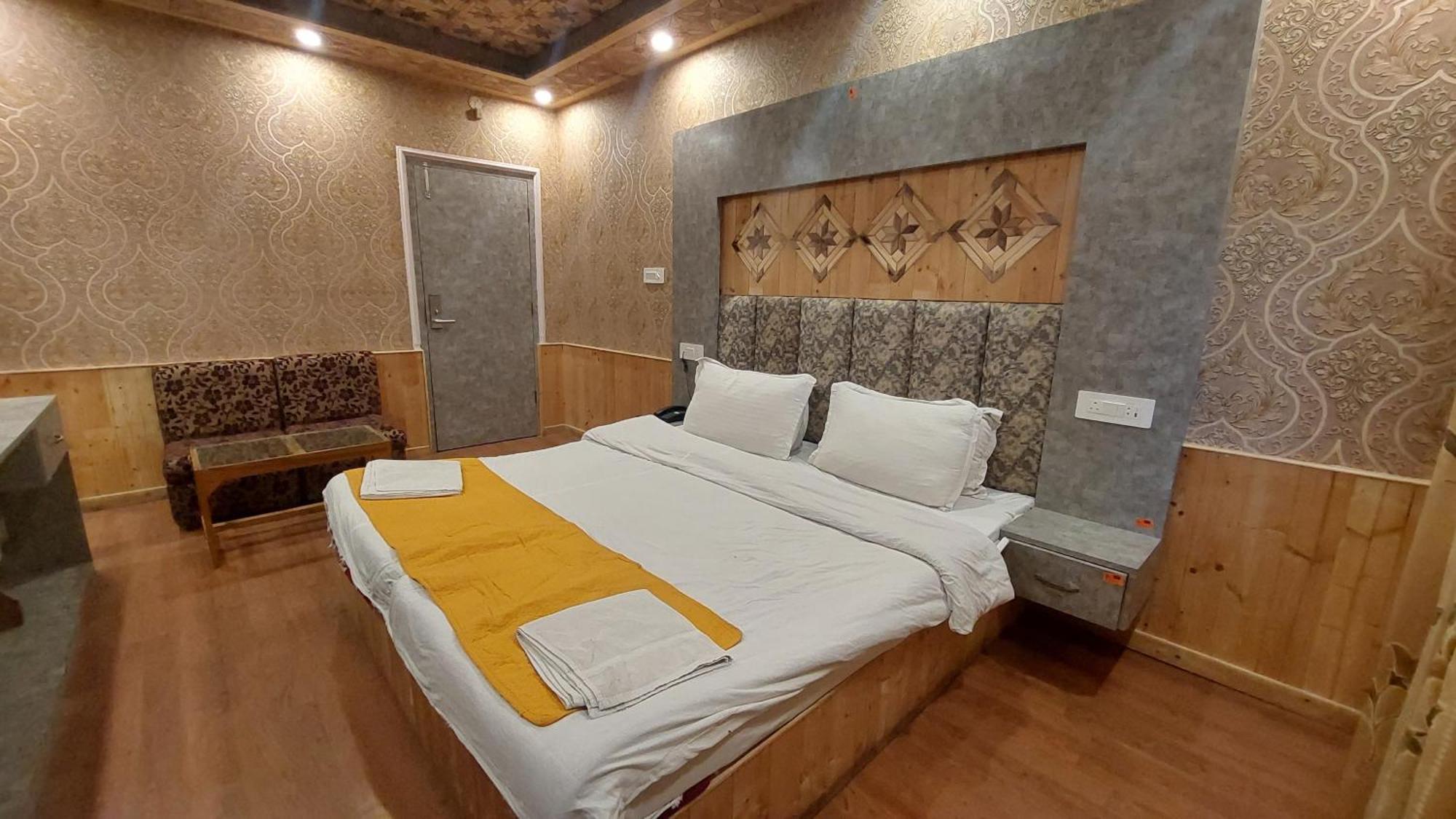 Hotel Outlook Pahalgam Exterior photo